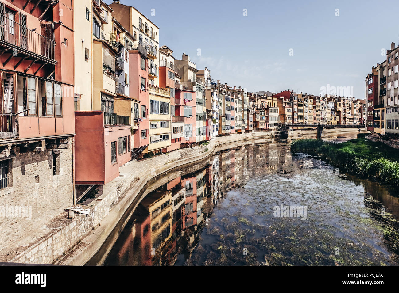 Malerische Häuser mit Blick auf den Fluss Onyar in Girona, Spanien Stockfoto