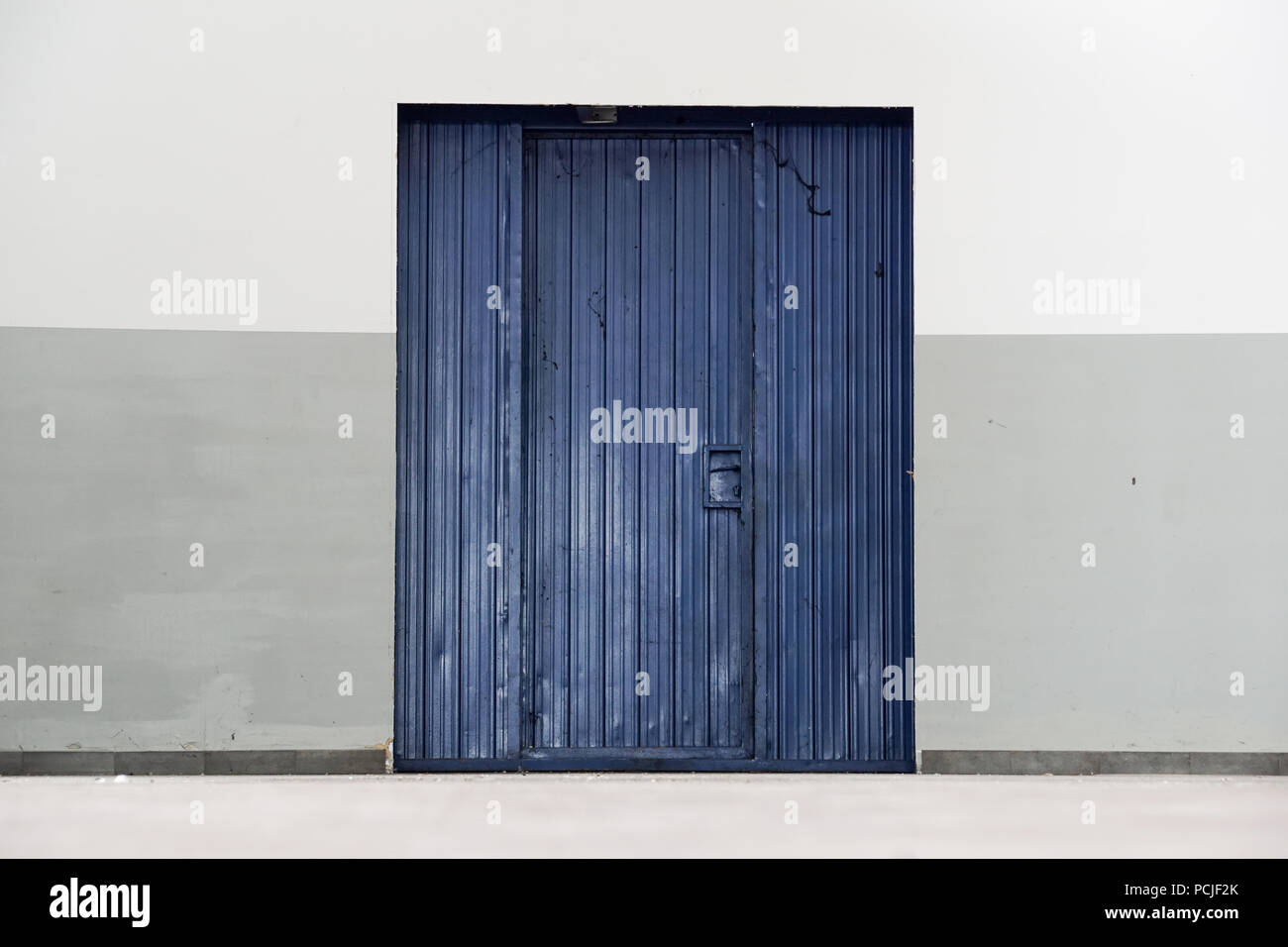 Geschlossen Doppeltür in einem industriellen Gebäude Stockfoto