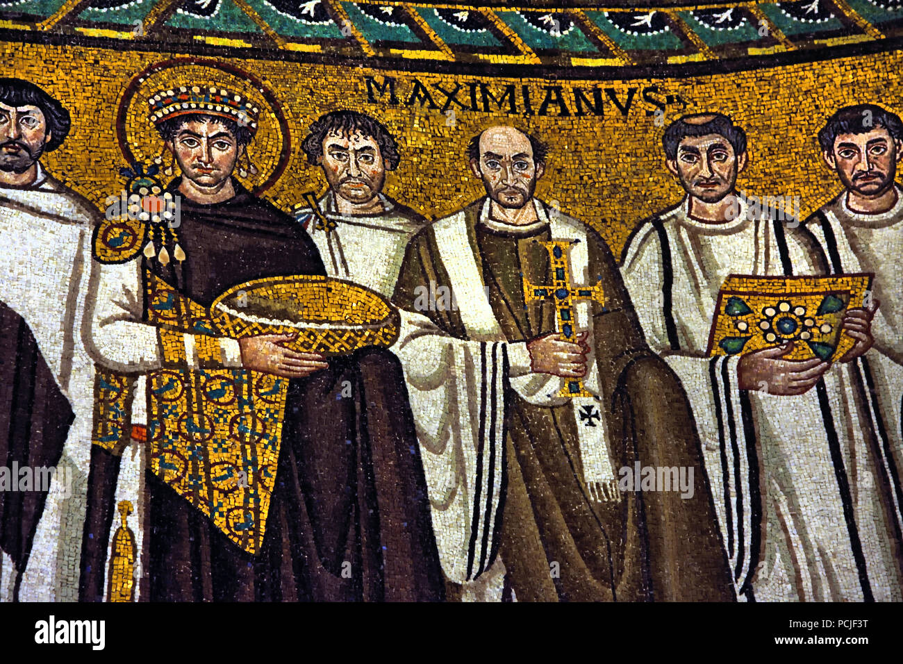 Kaiser Justinianus in der Basilika von San Vitale 547 AD 6. Jahrhundert in Ravenna - Mosaiken (späte römische und byzantinische Architektur,) Emilia-Romagna - Nördliche Italien. (UNESCO Weltkulturerbe) Stockfoto