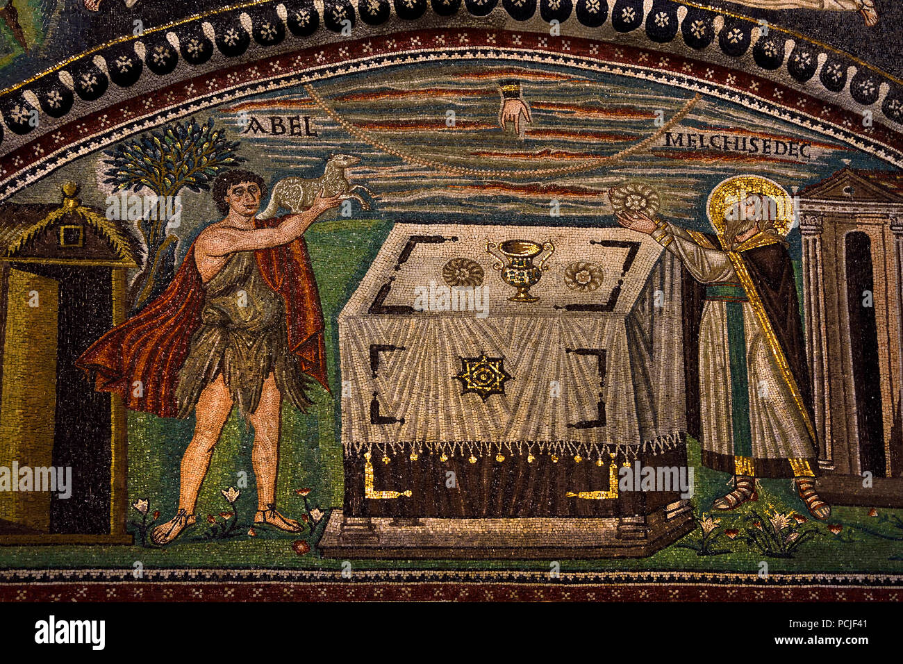 Opfer von Abel und Marjan Kwint in der Basilika von San Vitale 547 AD 6. Jahrhundert in Ravenna - Mosaiken (späte römische und byzantinische Architektur,) Emilia-Romagna - Nördliche Italien. (UNESCO Weltkulturerbe) Stockfoto