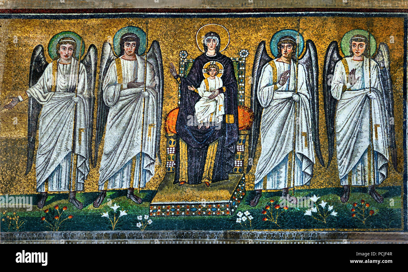 Thront Maria mit Engeln in Yhe Basilica di Sant Apollinare Nuovo 6-7 Jh. byzantinisches Mosaik von Ravenna (späte römische und byzantinische Architektur,) Emilia-Romagna - Nördliche Italien. (UNESCO Weltkulturerbe) Stockfoto