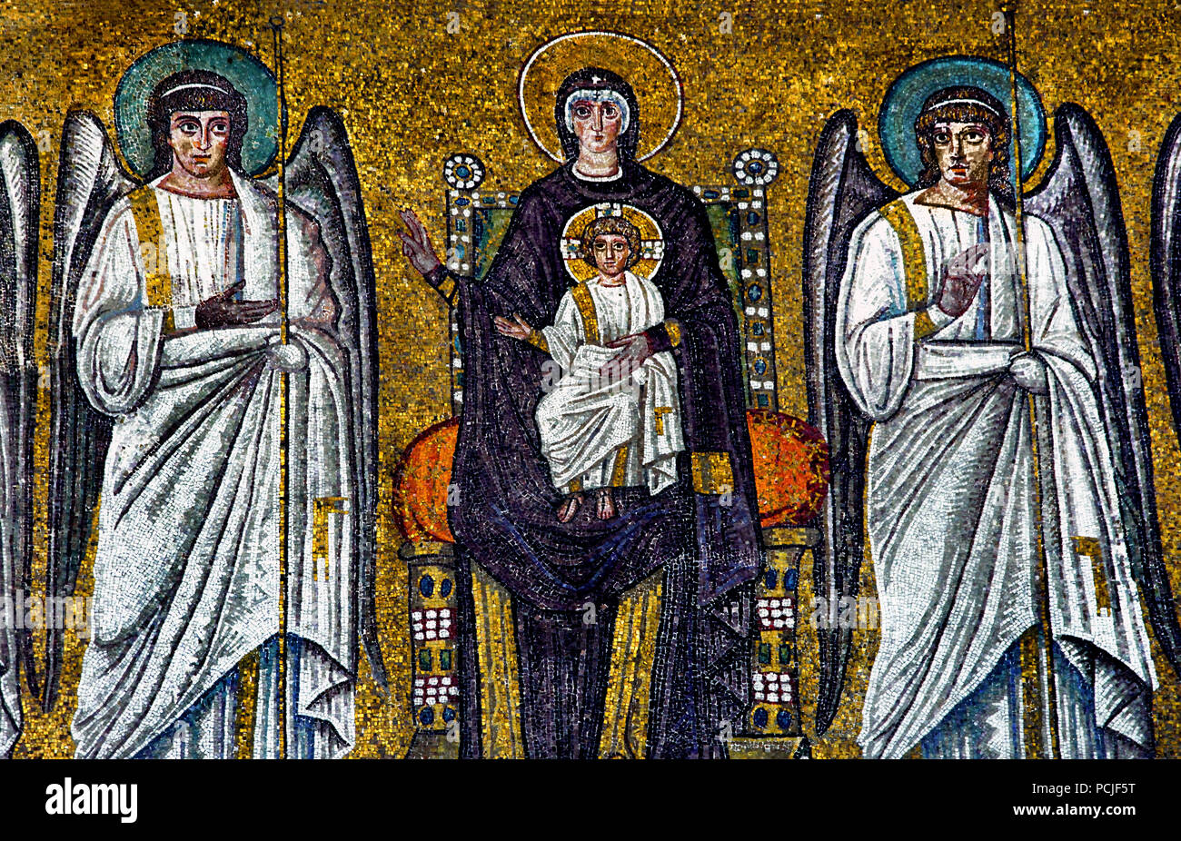 Thront Maria mit Engeln in Yhe Basilica di Sant Apollinare Nuovo 6-7 Jh. byzantinisches Mosaik von Ravenna (späte römische und byzantinische Architektur,) Emilia-Romagna - Nördliche Italien. (UNESCO Weltkulturerbe) Stockfoto