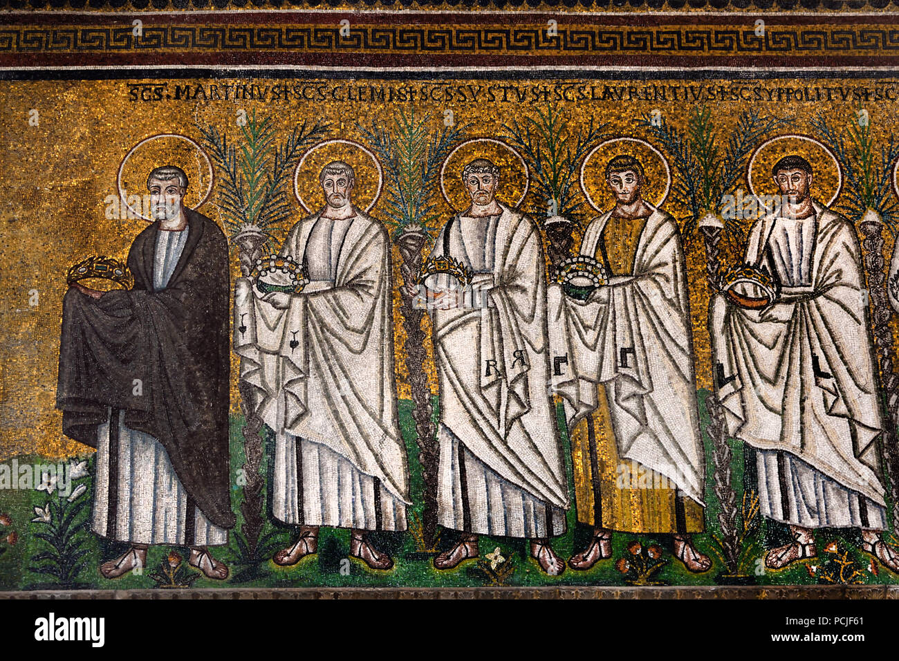 Die heiligen Märtyrer - nach 526 in der Basilica di Sant Apollinare Nuovo 6-7 Jh. byzantinisches Mosaik von Ravenna (späte römische und byzantinische Architektur,) Emilia-Romagna - Nördliche Italien. (UNESCO Weltkulturerbe) Stockfoto