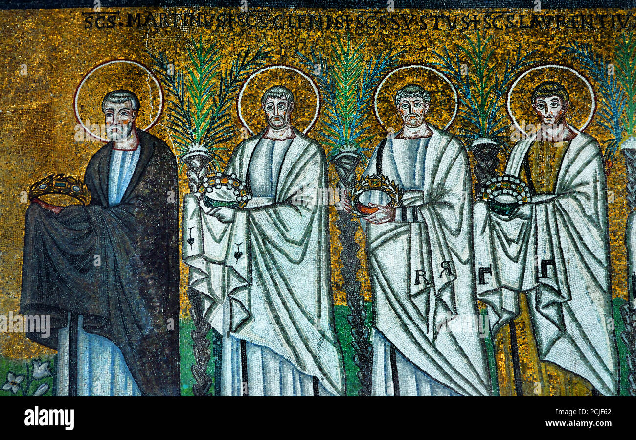 Die heiligen Märtyrer - nach 526 in der Basilica di Sant Apollinare Nuovo 6-7 Jh. byzantinisches Mosaik von Ravenna (späte römische und byzantinische Architektur,) Emilia-Romagna - Nördliche Italien. (UNESCO Weltkulturerbe) Stockfoto