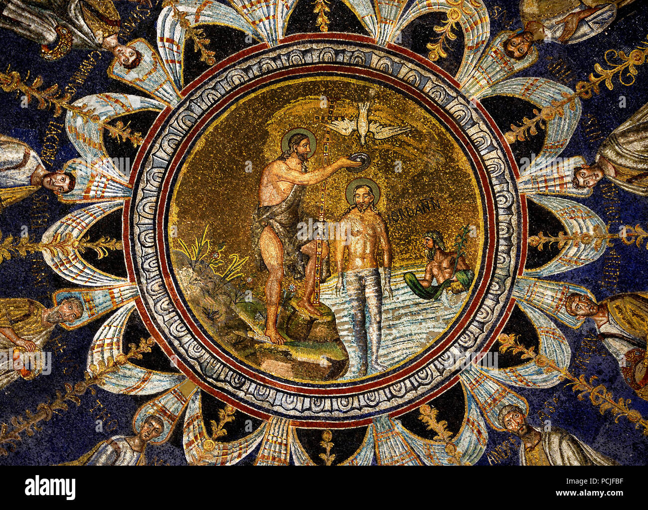 Neonian Baptisterium In Ravenna Mosaiken Spate Romische Und Byzantinische Architektur Emilia Romagna Nordliche Italien Unesco Weltkulturerbe Der Hl Johannes Der Taufer Tauft Jesus Im Jordan Eine Prozession Der Zwolf Apostel Erlos