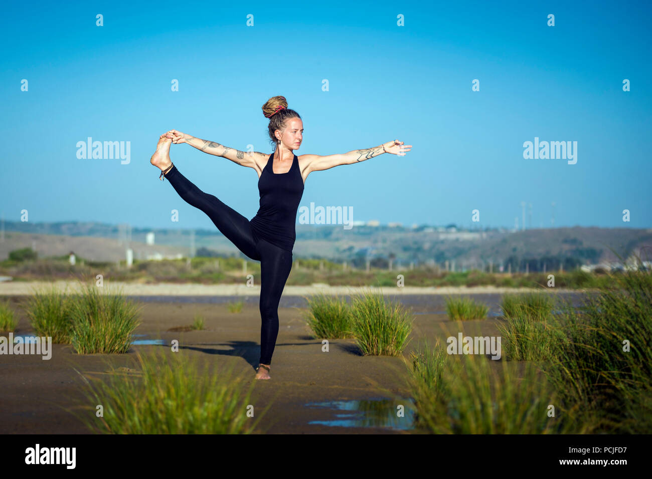 Frau am Strand Los Lances, von Hand bis Fuss yoga Pose, die Meerenge Naturparks, Tarifa, Cadiz, Andalusien, Spanien Stockfoto