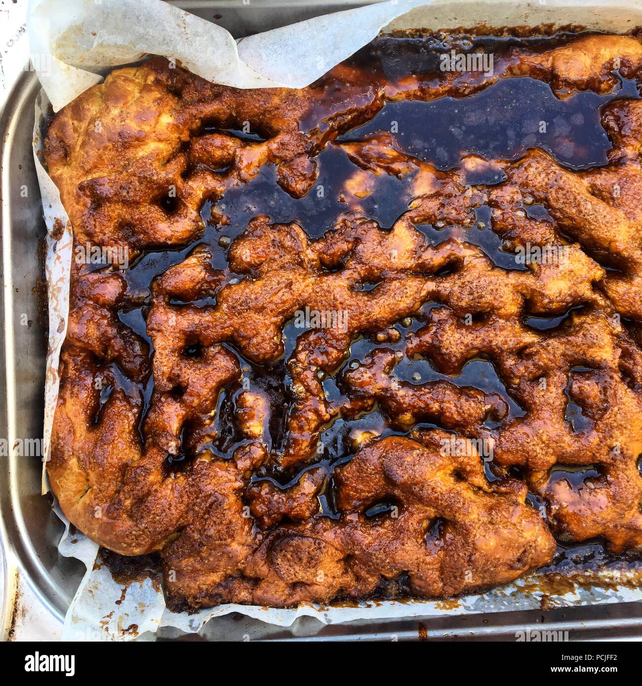 Dänische brunsviger Kuchen mit Kaffee, braunem Zucker und Butter Stockfoto