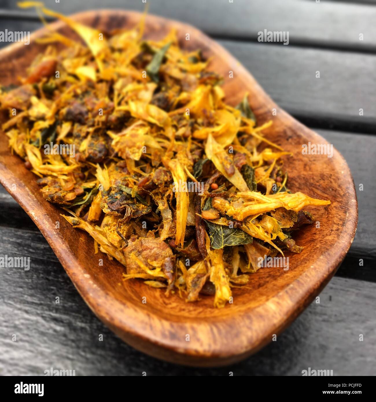 Schüssel mit indischen Gewürzen vadouvan Stockfoto