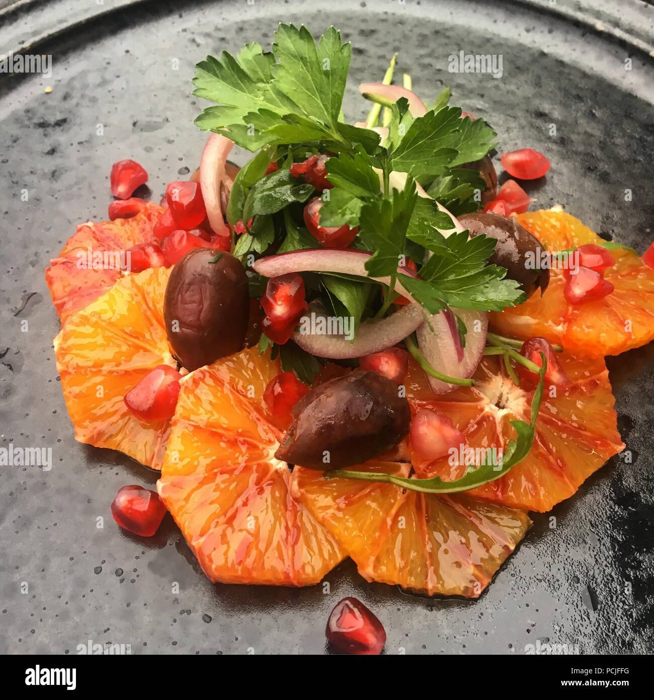 Blutorange Salat mit Oliven, rote Zwiebel und Petersilie Stockfoto