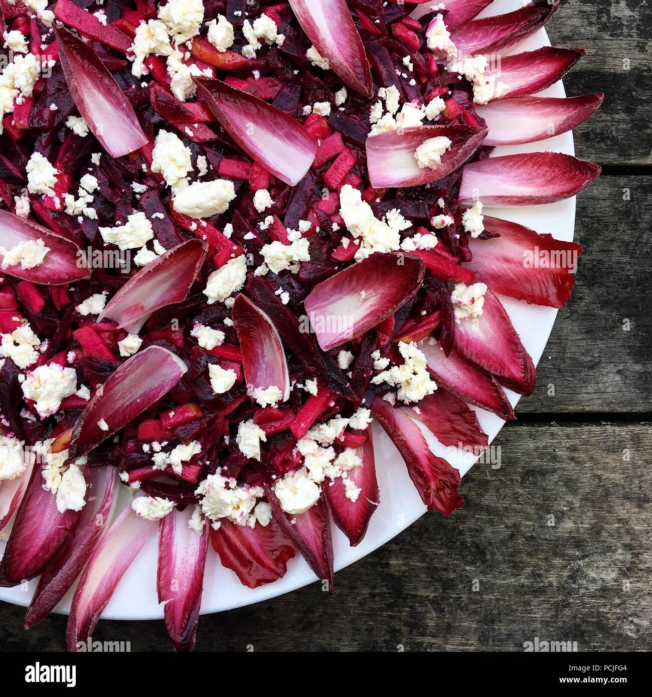 Red Endiviensalat mit Feta Käse Stockfoto