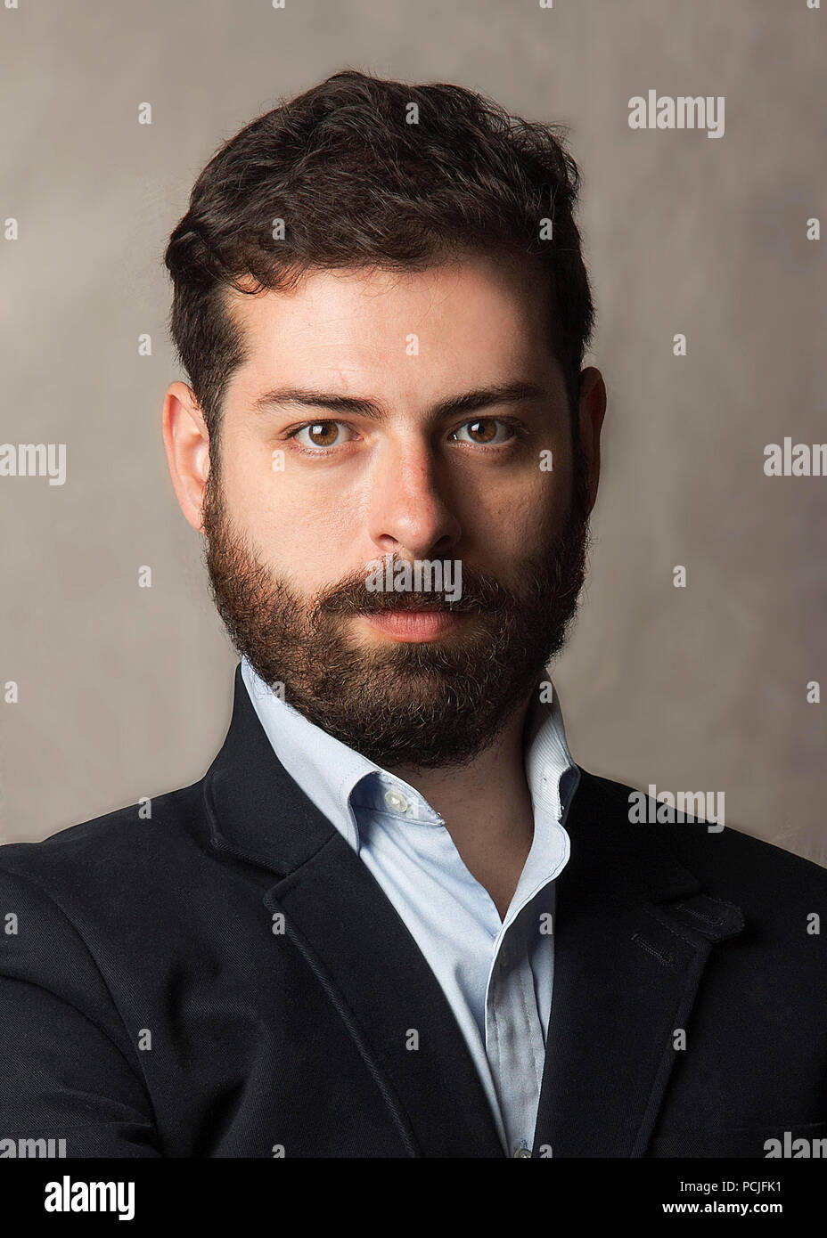 Porträt eines Mannes mit Bart in einem Anzug Stockfoto