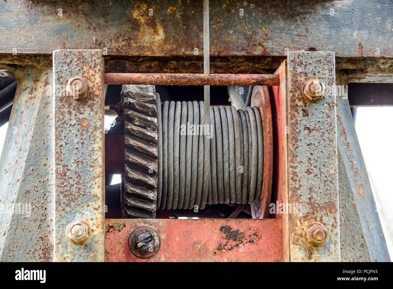 Drahtseil Schlinge oder Kabel Schlinge auf dem Kran Haspel drum oder Winde Rolle der Kran das Anheben der Maschine in der Schwerindustrie Stockfoto