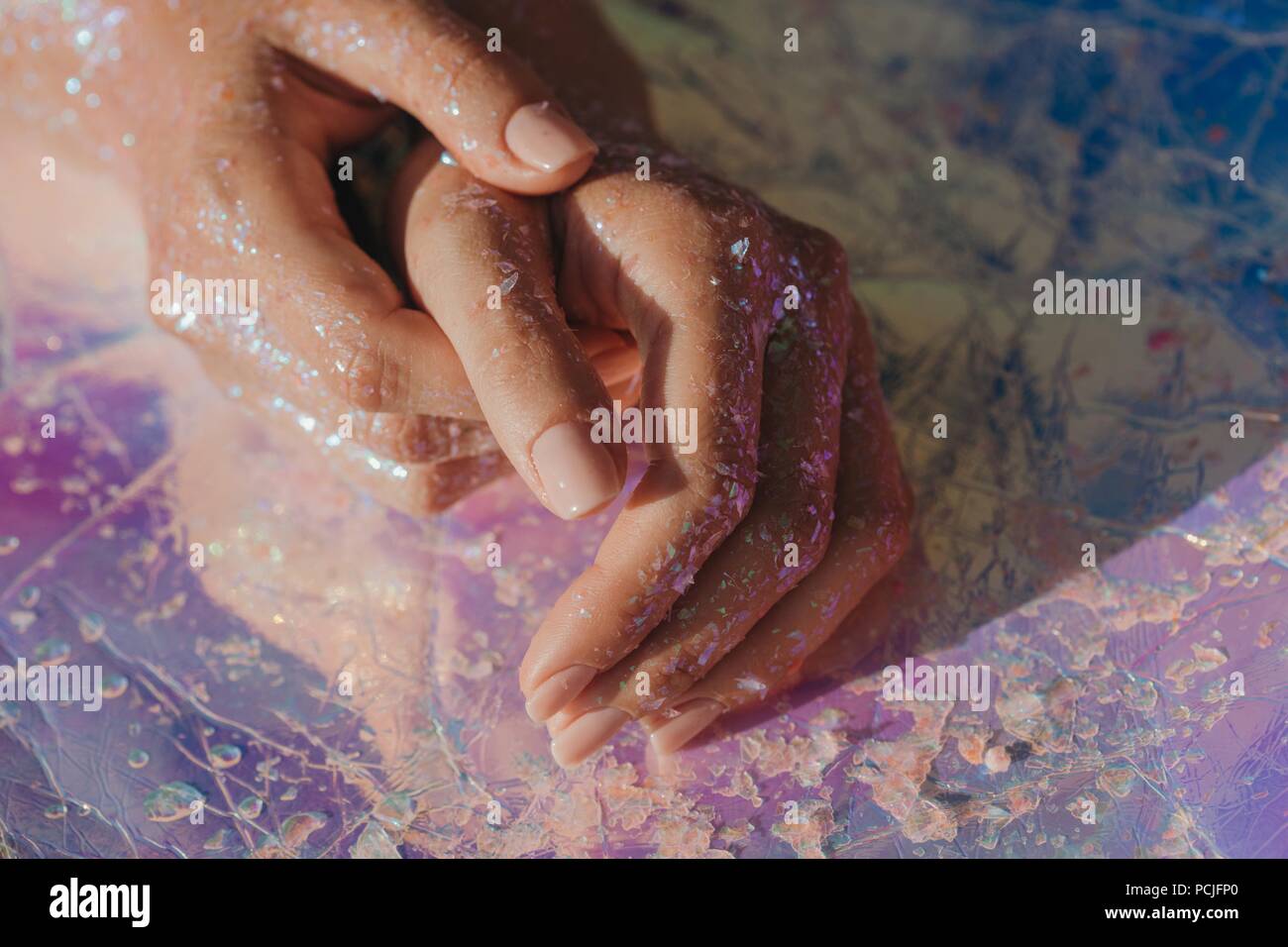 Menschliche Hände in Glitter abgedeckt Stockfoto