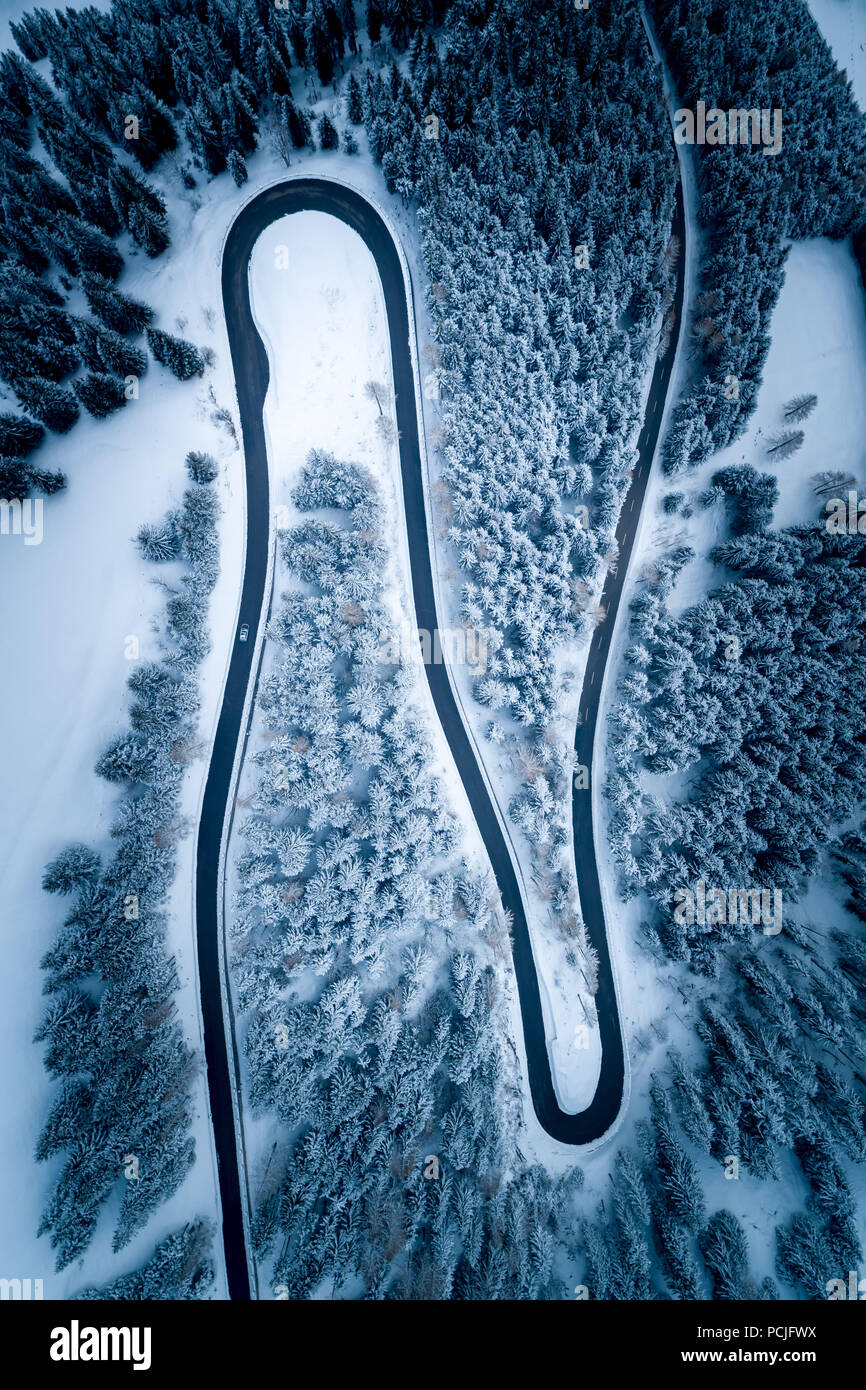 Luftaufnahme der kurvenreichen Straße durch die Berge im Winter, Salzburg, Österreich Stockfoto