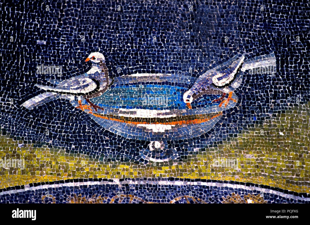 Heiligen Geist im Mausoleum der Galla Placidia in Ravenna (386 - 450 AD) Mosaiken (späte römische und byzantinische Architektur,) Emilia-Romagna - Nördliche Italien. (UNESCO-Weltkulturerbe) Taube, Stockfoto