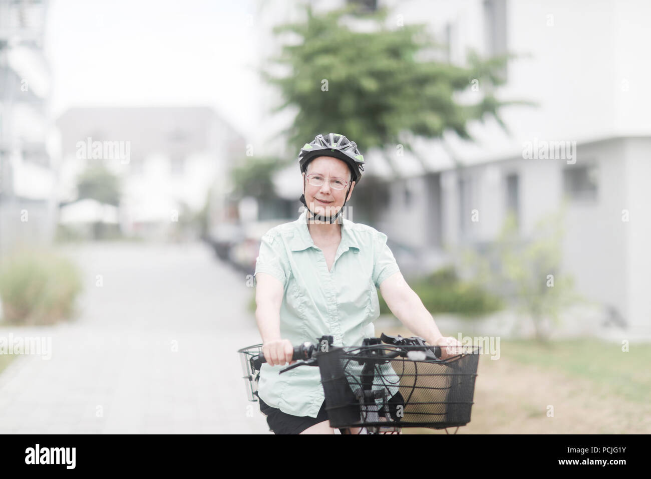 Frau Radfahren auf einem e-bike Stockfoto