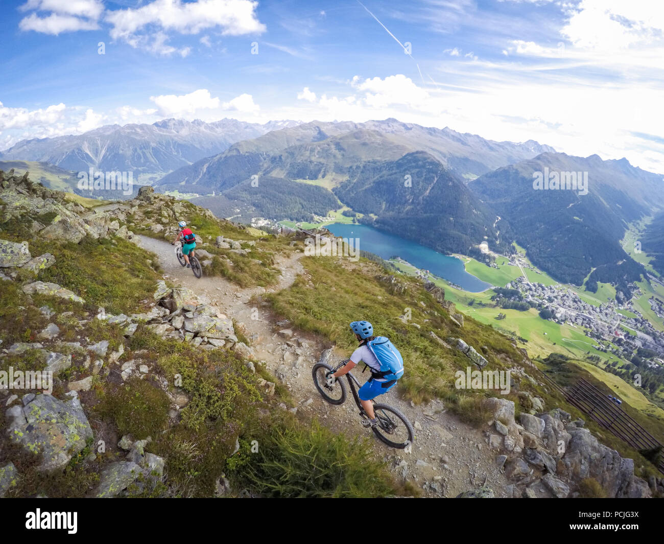 Zwei Frauen Mountainbiken in den Schweizer Alpen in der Nähe von Davos, Graubünden, Schweiz Stockfoto