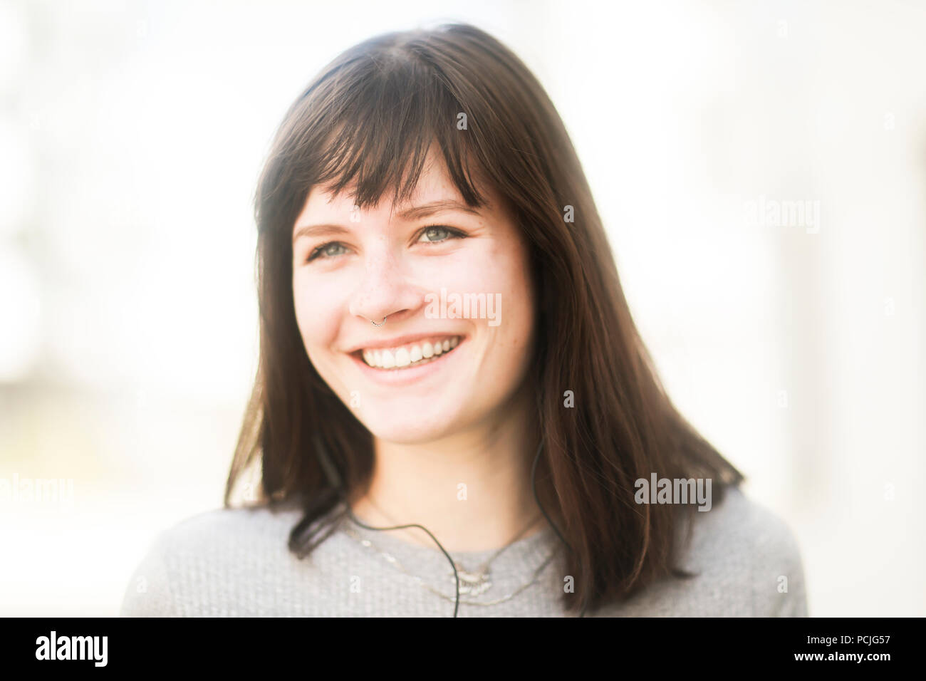 Porträt einer lächelnden Frau anhören von Musik Stockfoto