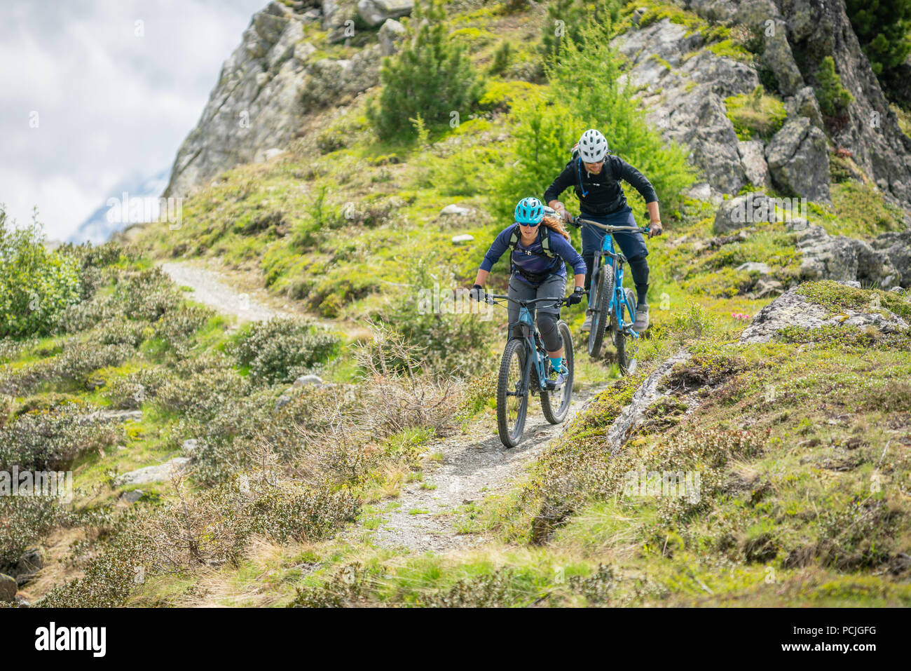 Mann und Frau Mountainbiken in den Dolomiten und Fanes-Sennes-Prags Nationalpark, Italien Stockfoto