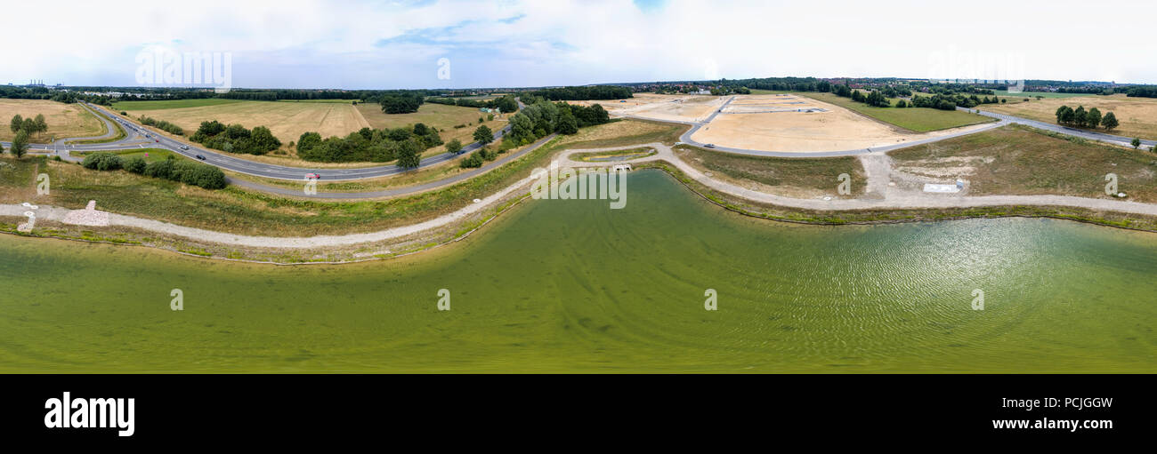 Panorama in hoher Auflösung, die aus Fotos mit der Drohne, vom Zentrum eines neuen Regenwasser Rückhaltebecken zu einer neuen Entwicklung und ein Land Stockfoto
