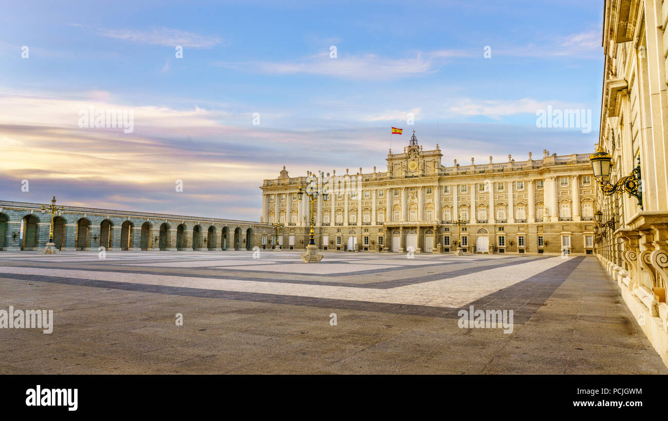 Der Königliche Palast von Madrid ist die offizielle Residenz der spanischen Königsfamilie. Es befindet sich im Zentrum der Stadt. Stockfoto