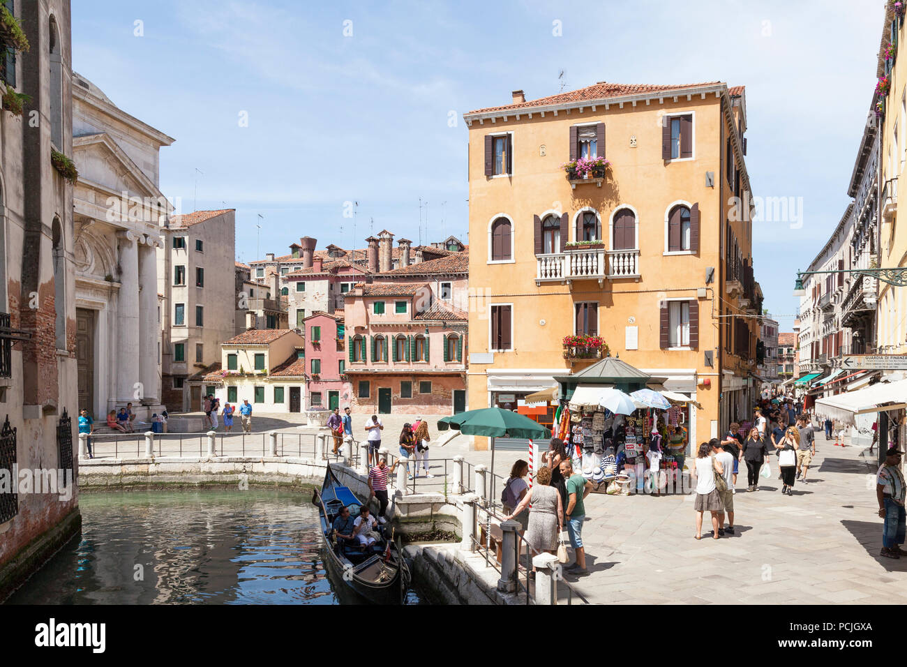 Strada Nuova und Campo della Maddalena, Cannaregio, Venedig, Venetien, Italien mit einer Gondel in den Kanal Rio della Maddalena, und Leute einkaufen Stockfoto