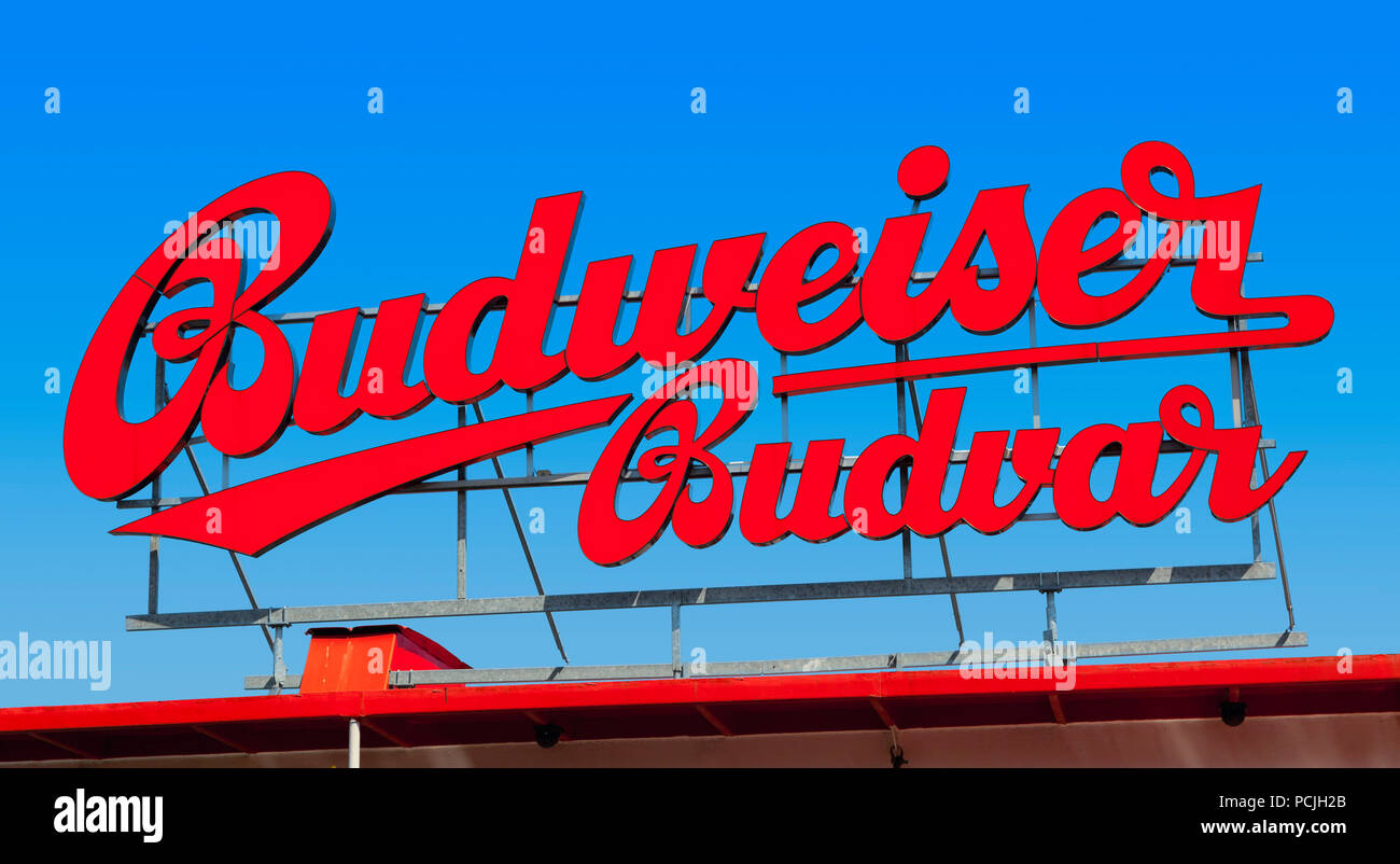 Helle rote Zeichen von Budweiser Budvar gegen einen blauen sonnigen Himmel Stockfoto