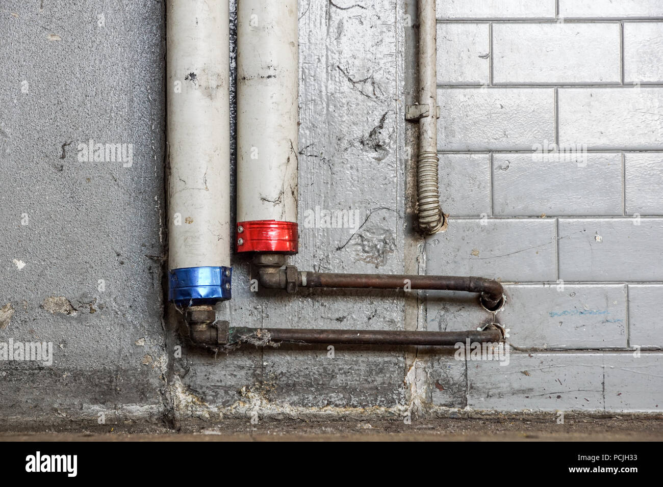 Onduct Heiß- und Kaltwasser Kommunikation Rohre in der Wärmedämmung Stockfoto