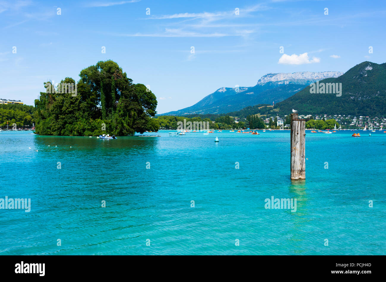 Malerischer Blick auf See von Annecy mit kristallklarem Wasser ein Poller und Swan Island in der Haute-Savoie in Frankreich Stockfoto