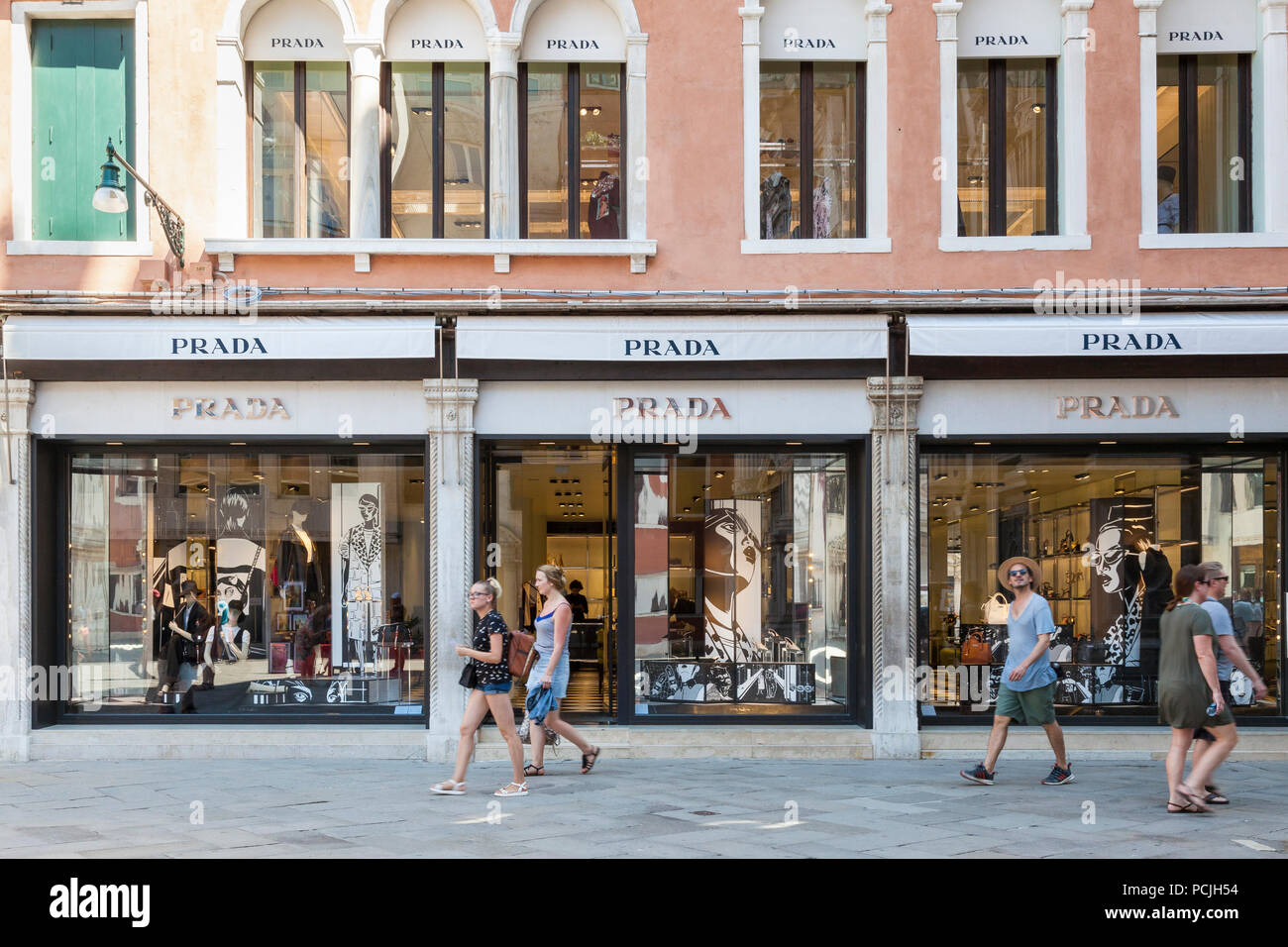 PRADA Store, die Salizada San Moise, San Marco, Venedig, Venetien, Italien.  Shopfront windows mit Vorzeichen und Passanten. Männer Damen Einzelhandel  Fashion Outlet Stockfotografie - Alamy