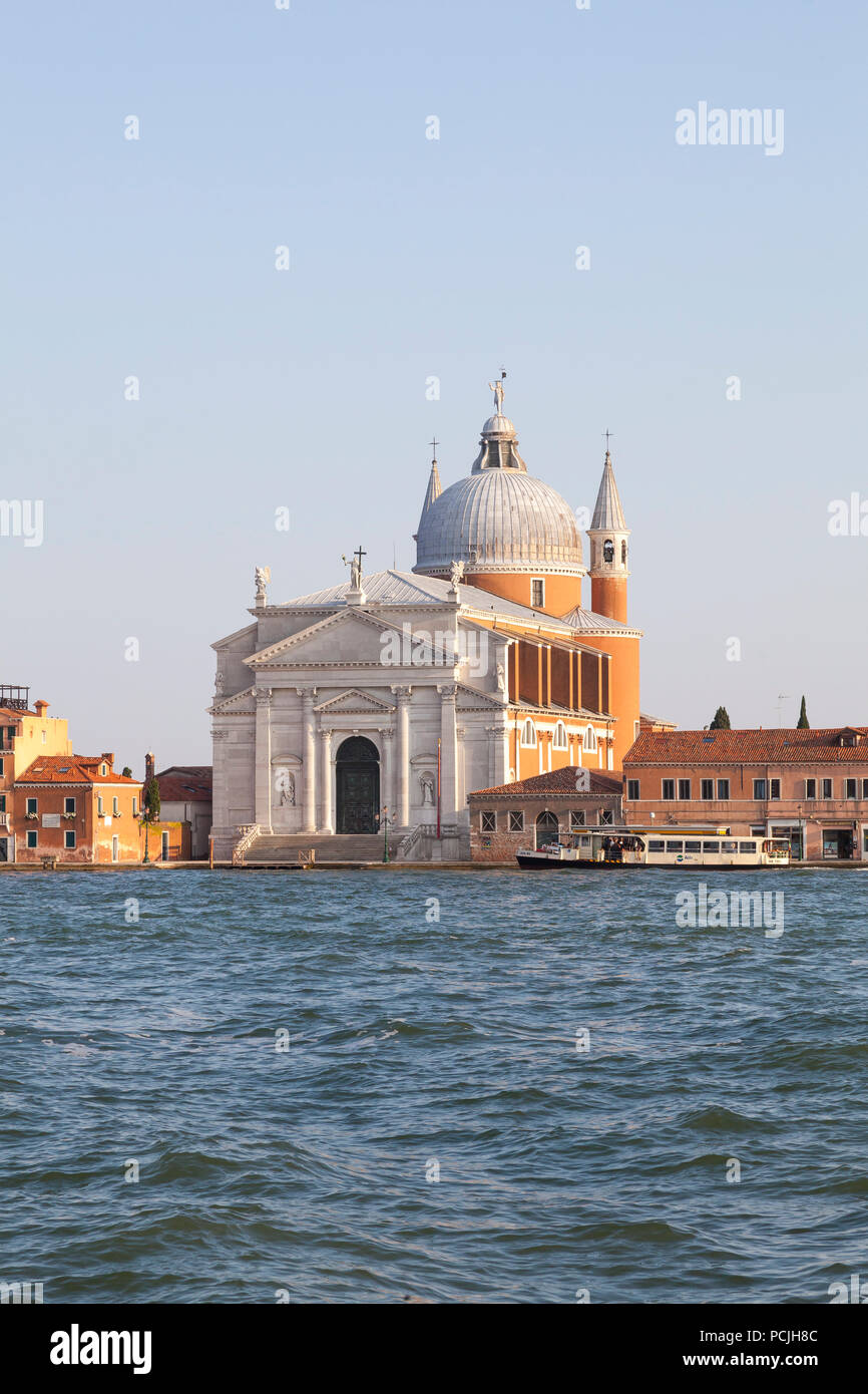 Chiesa del Santissimo Redentore, Il Redentore, der Insel Giudecca, Venedig, Venetien, Italien bei Sonnenuntergang, 16. Jahrhundert Anrea Palladio Reniassance Fassade Stockfoto