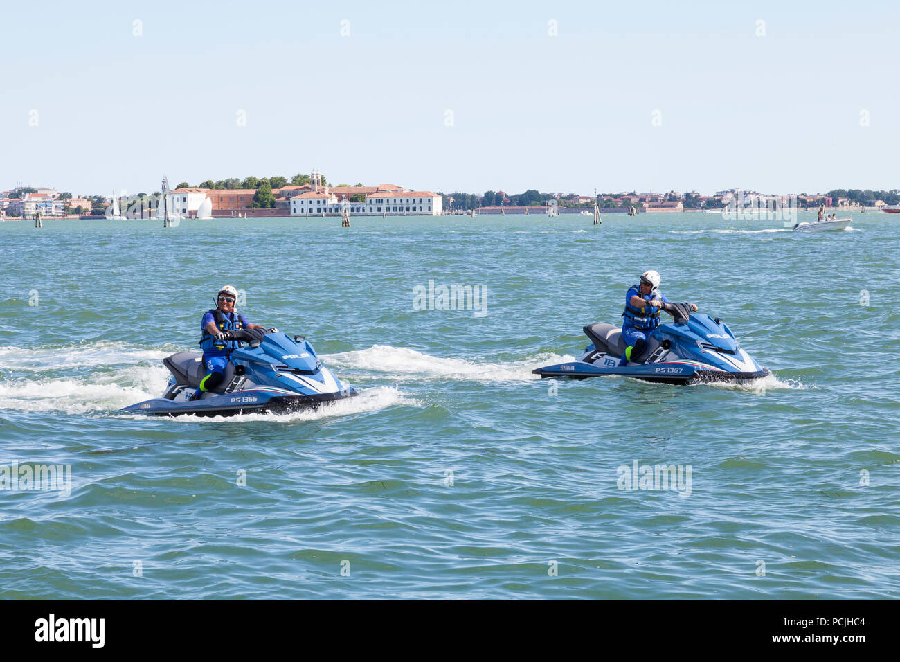 Zwei venezianischen Polizisten, italienischen Polizia, patrouillieren auf jetskis, Wasser-Scooter, in der Lagune, Venedig, Venetien, Italien Stockfoto