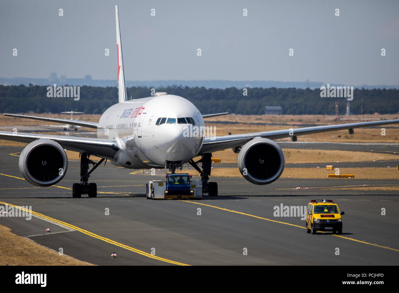 Flughafen Frankfurt/Main, FRA, Fraport, China Eastern Ebene im Schlepptau auf der Rollbahn, Stockfoto