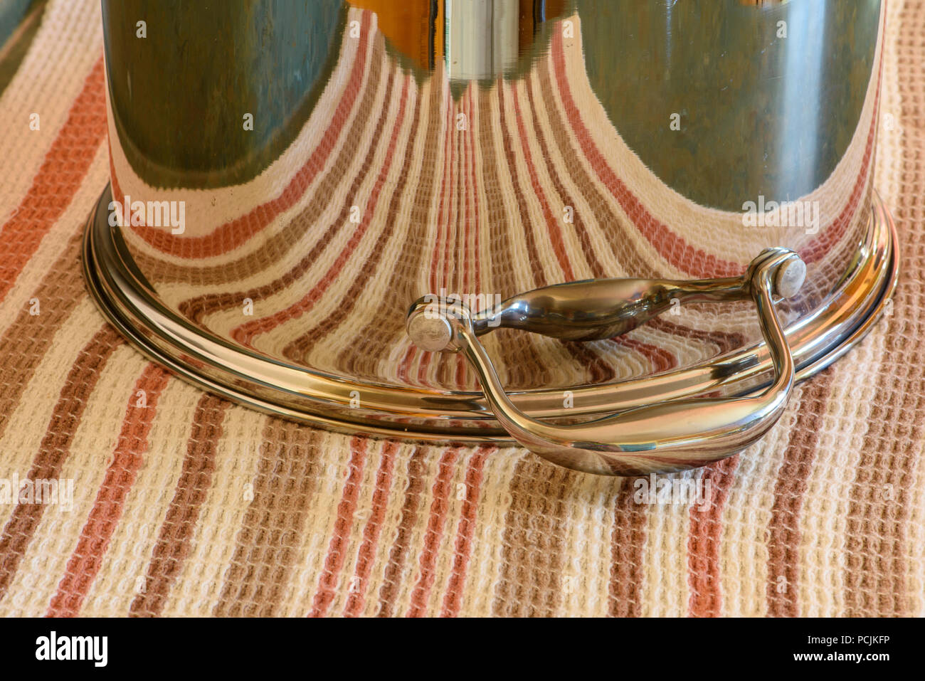 Gemusterte Reflexionen im Kochtopf, Greater Sudbury, Ontario, Kanada Stockfoto