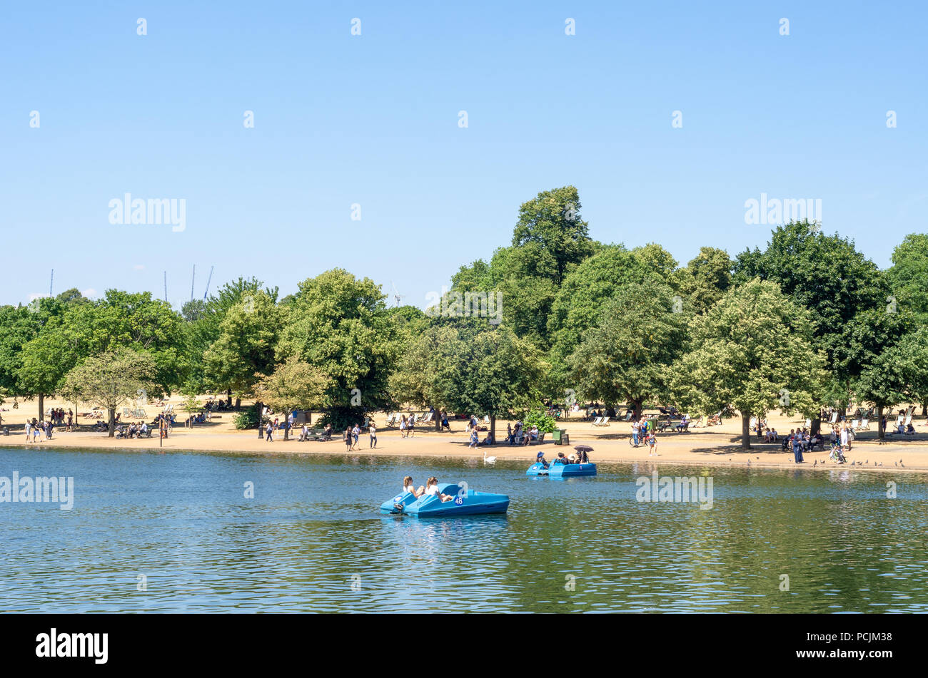 Boote auf dem Serpentine am Hyde Park in während der Hitzewelle im Sommer 2018 Stockfoto
