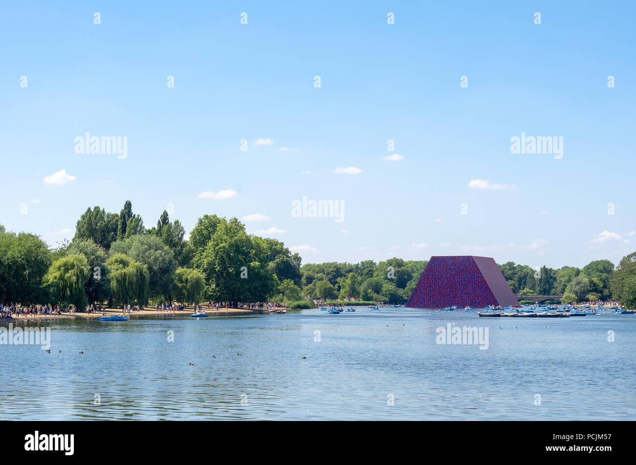 Die Serpentine Lake im Hyde Park mit dem Londoner Mastaba im Hintergrund im Sommer 2018 Stockfoto