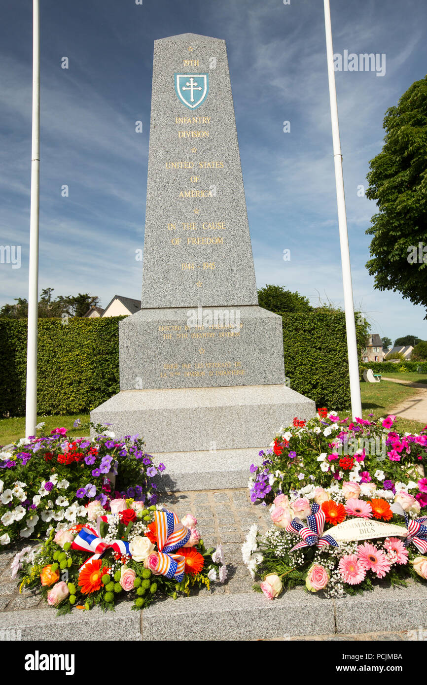 Blumen liegen auf einem Denkmal zu den amerikanischen Soldaten, die starben, nach der D-day Landungen im zweiten Weltkrieg Frankreich zu befreien. La Haye, Normandie. Stockfoto