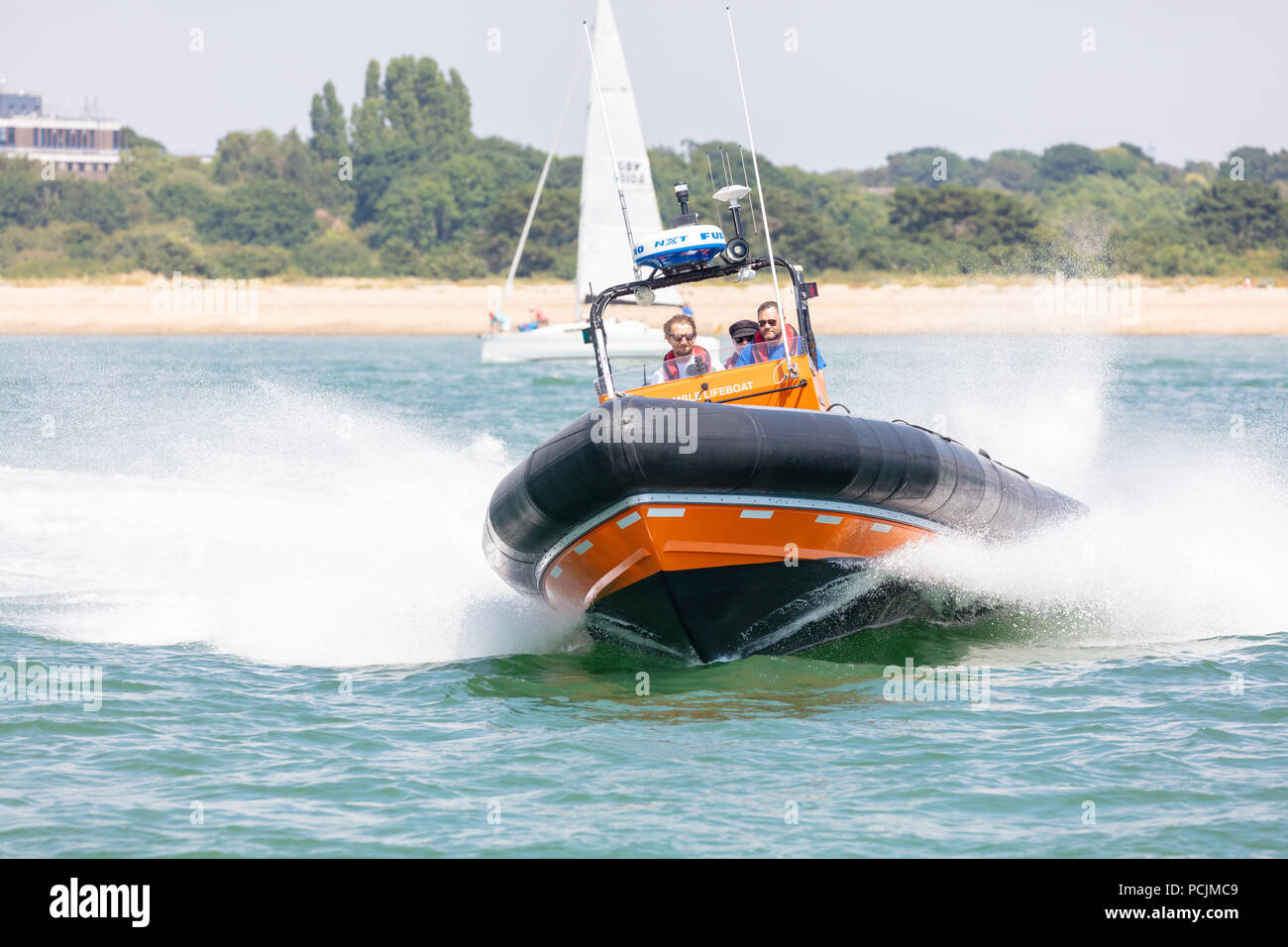 Southampton, Hampshire, UK; 7. Juli 2018; Hamble Rettungsboot RHIB mit Geschwindigkeit mit drei Männern an Bord Stockfoto