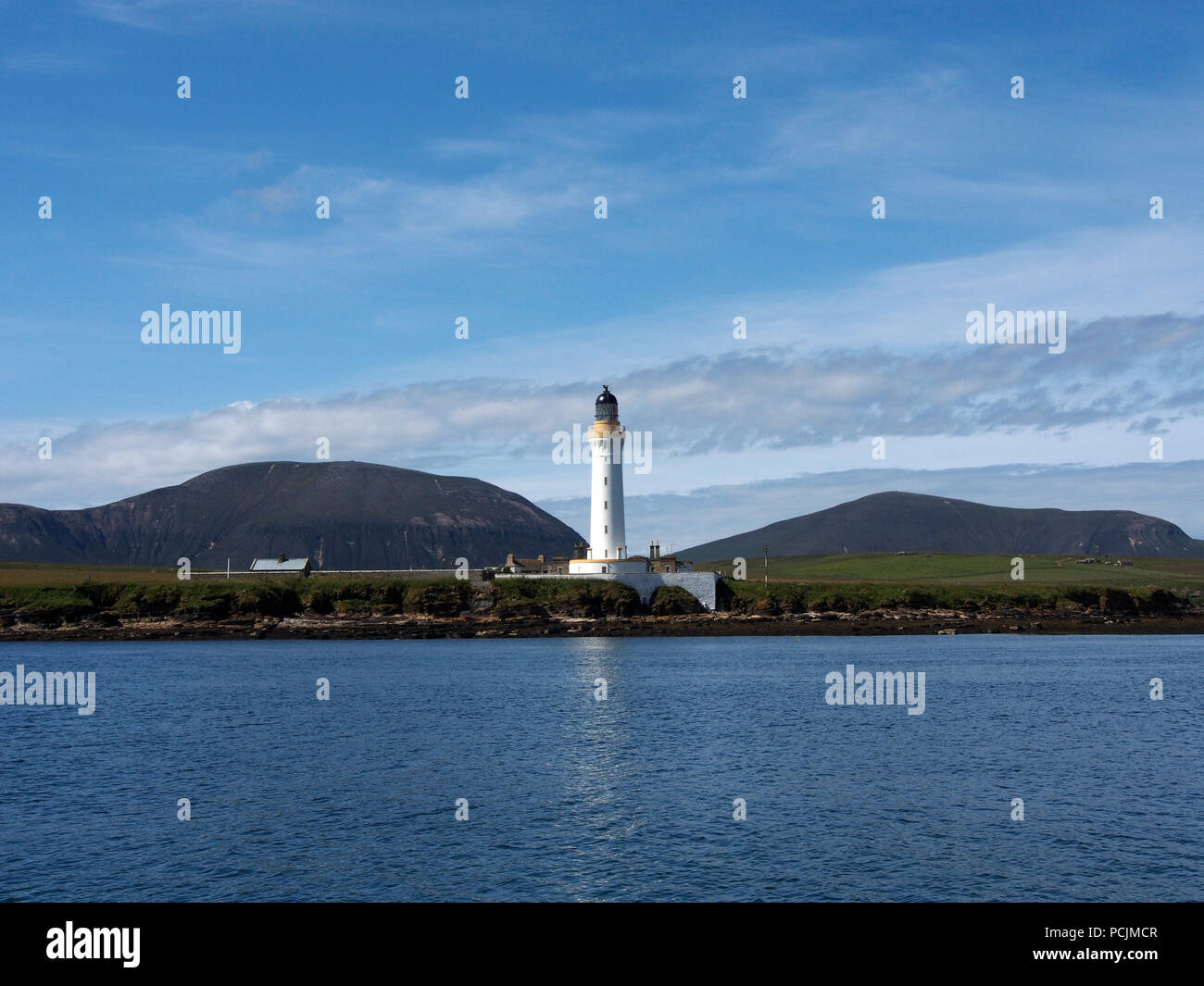 Leuchtturm, Graemsay, Orkney, mit Hoy hinter Stockfoto
