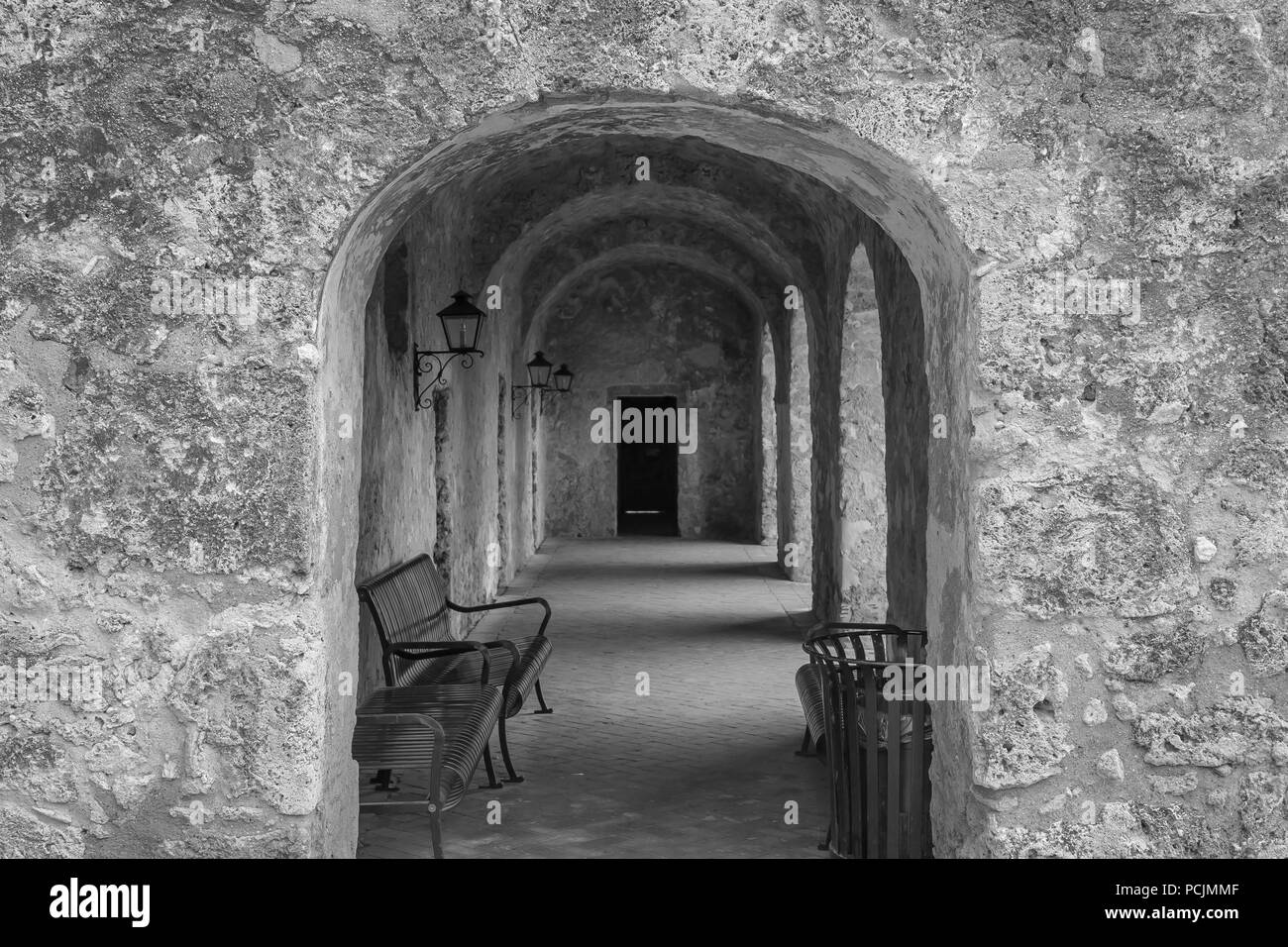 Steinbögen im alten Gebäude aus Stein Stockfoto Steinbögen im alten Gebäude aus Stein Stockfoto