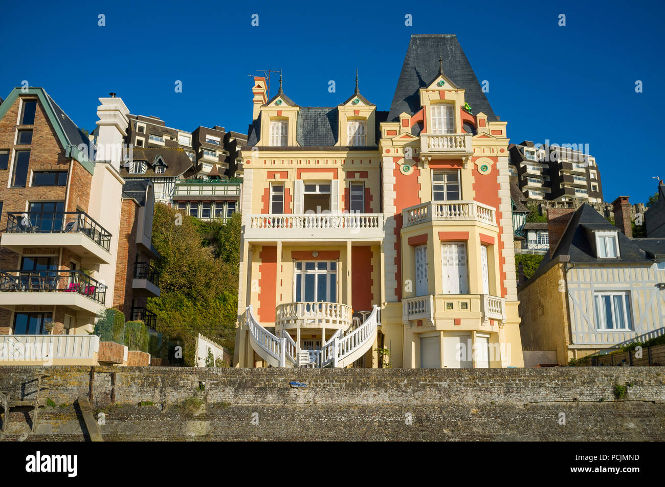 Iconic Neo-Norman rosa- und Cremefarbenen Villa am Meer in Trouville-sur-Mer, Normandie, Frankreich Stockfoto