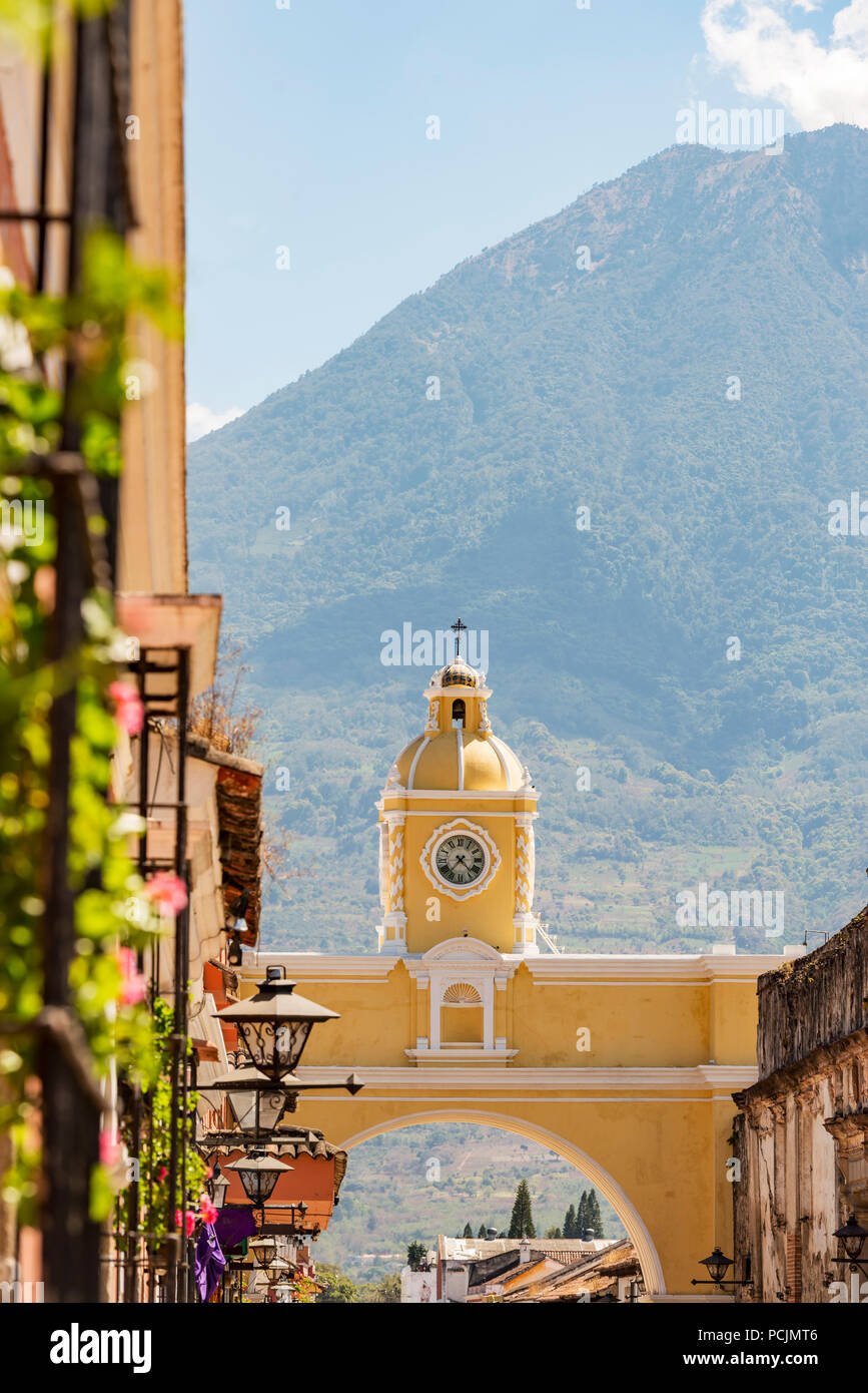 Antigua Guatemala, klassische Kolonialstadt mit berühmten Arco de Santa Catalina und Volcan de Agua hinter Stockfoto