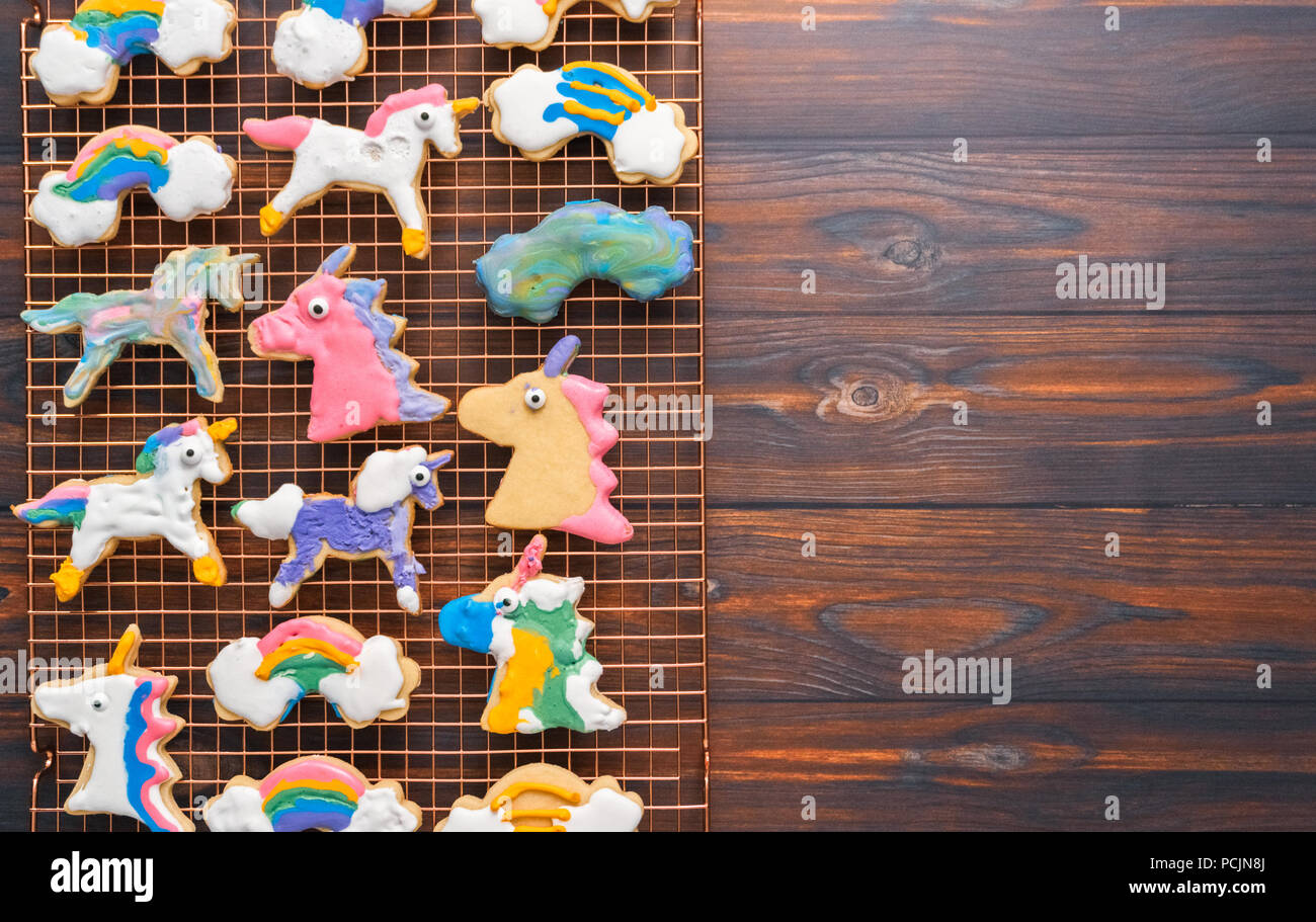 Einhorn geformte Sugar Cookies von Kindern mit Royal Sahnehäubchen ...