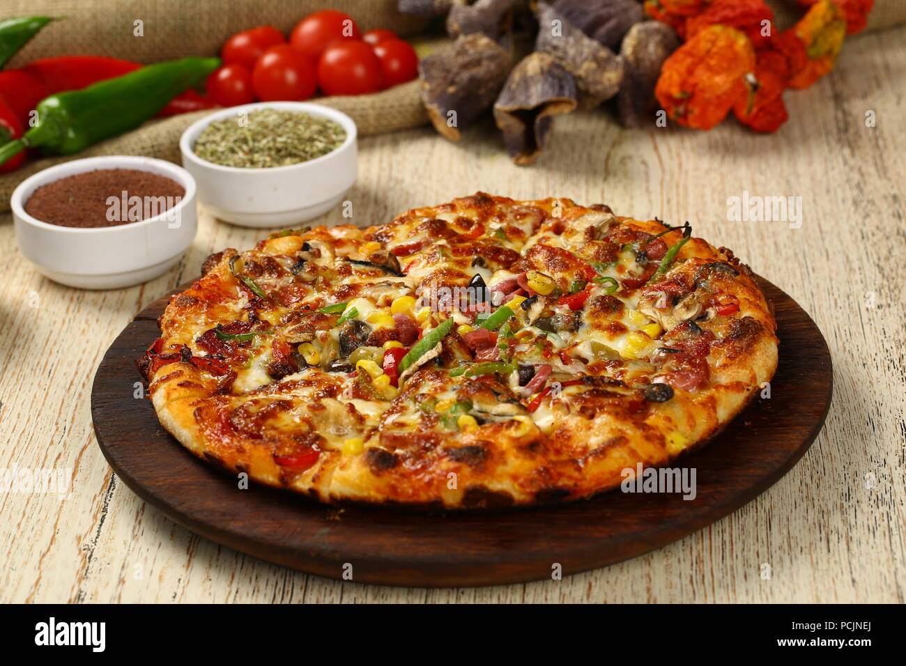 Köstliche italienische Pizza auf dem Holz Tisch Stockfoto