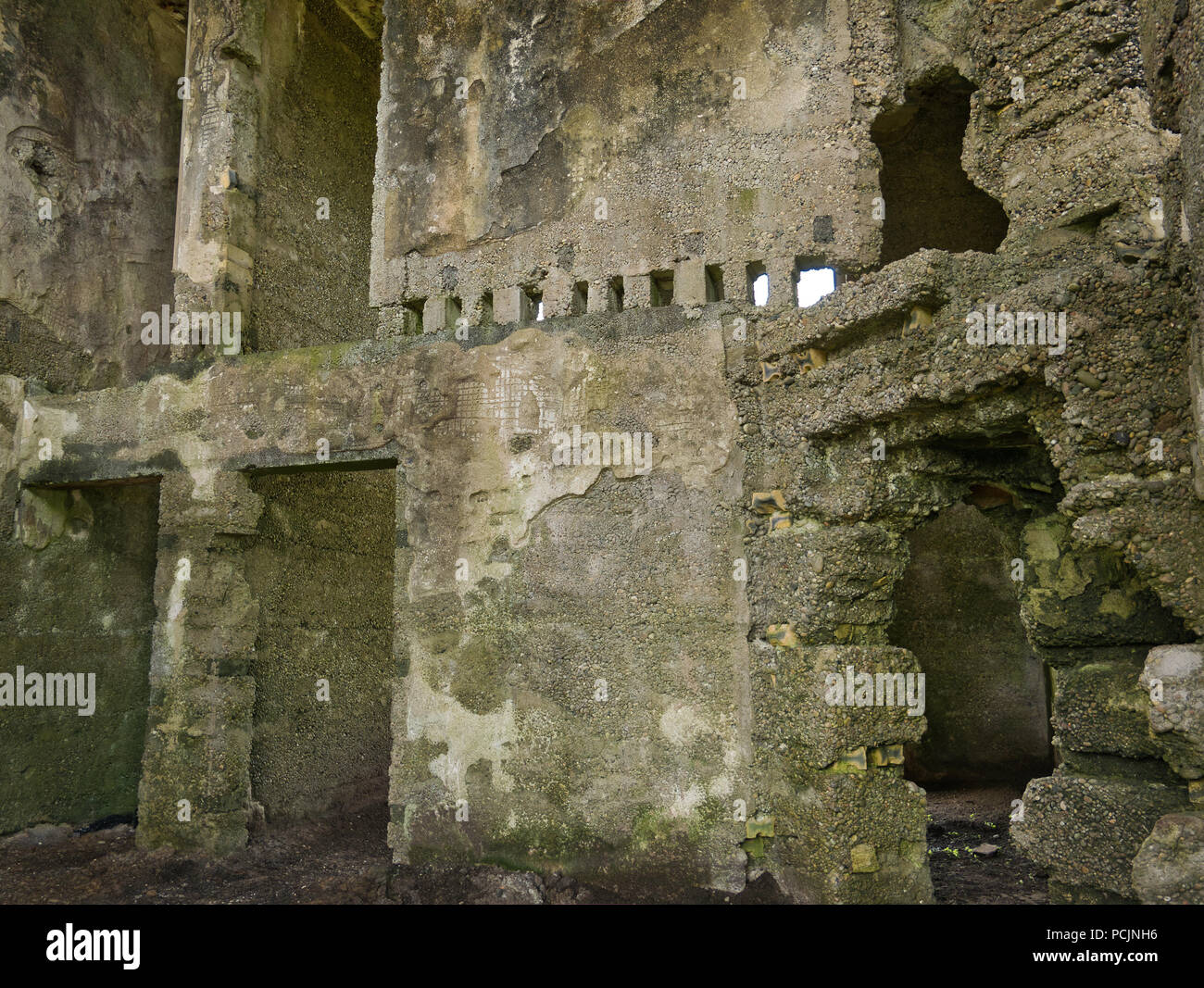 Innenansicht eines konkreten ohne Decke und Türen nur die Öffnungen und Aussparungen Ruine sind noch sehr gut erkennbar Stockfoto