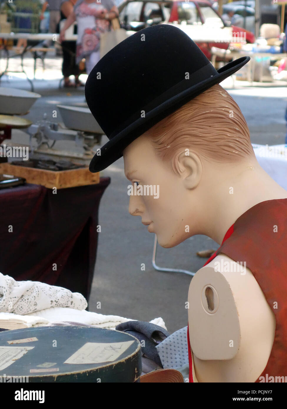 Bowler Hut auf einem Mannequin zum Verkauf an einem heißen sonnigen Sommertag am Beziers Brocantes Stockfoto