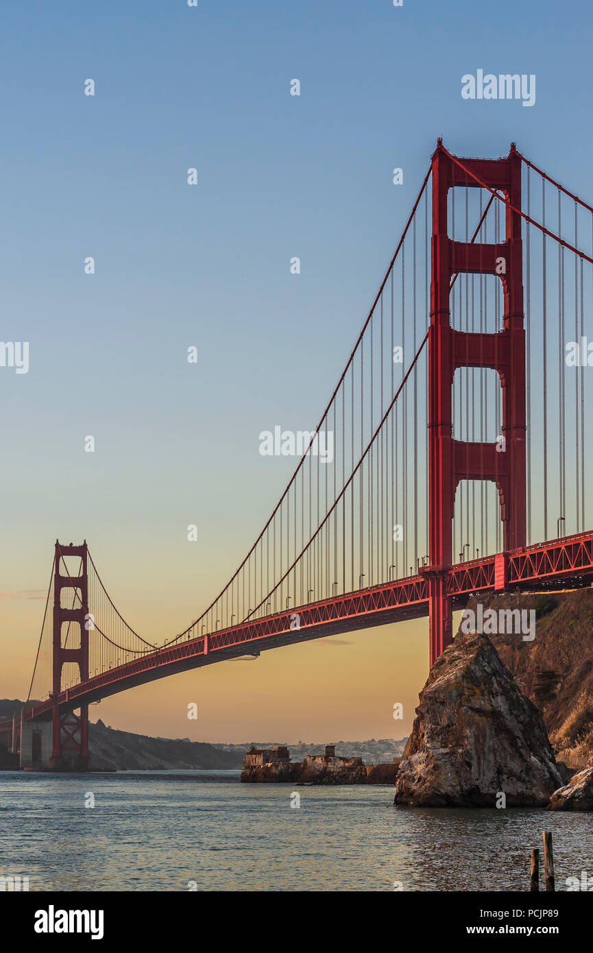 Sonnenuntergang auf der Golden Gate Bridge in San Francisco. Stockfoto