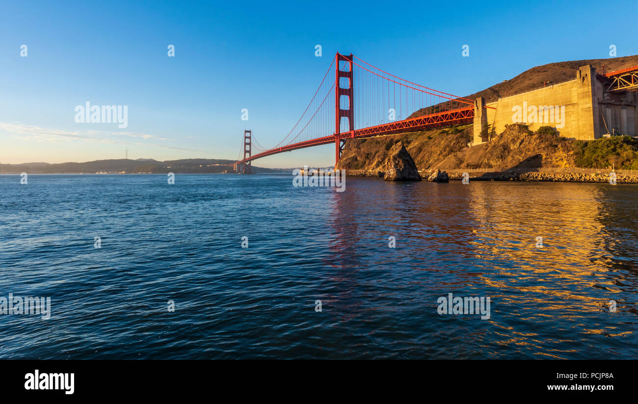 Sonnenuntergang auf der Golden Gate Bridge im Horseshoe Cove in San Francisco. Stockfoto