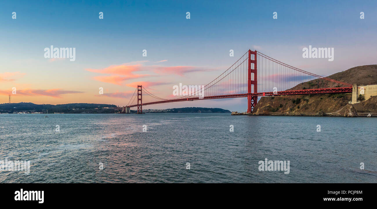 Sonnenuntergang auf der Golden Gate Bridge im Horseshoe Cove in San Francisco. Stockfoto