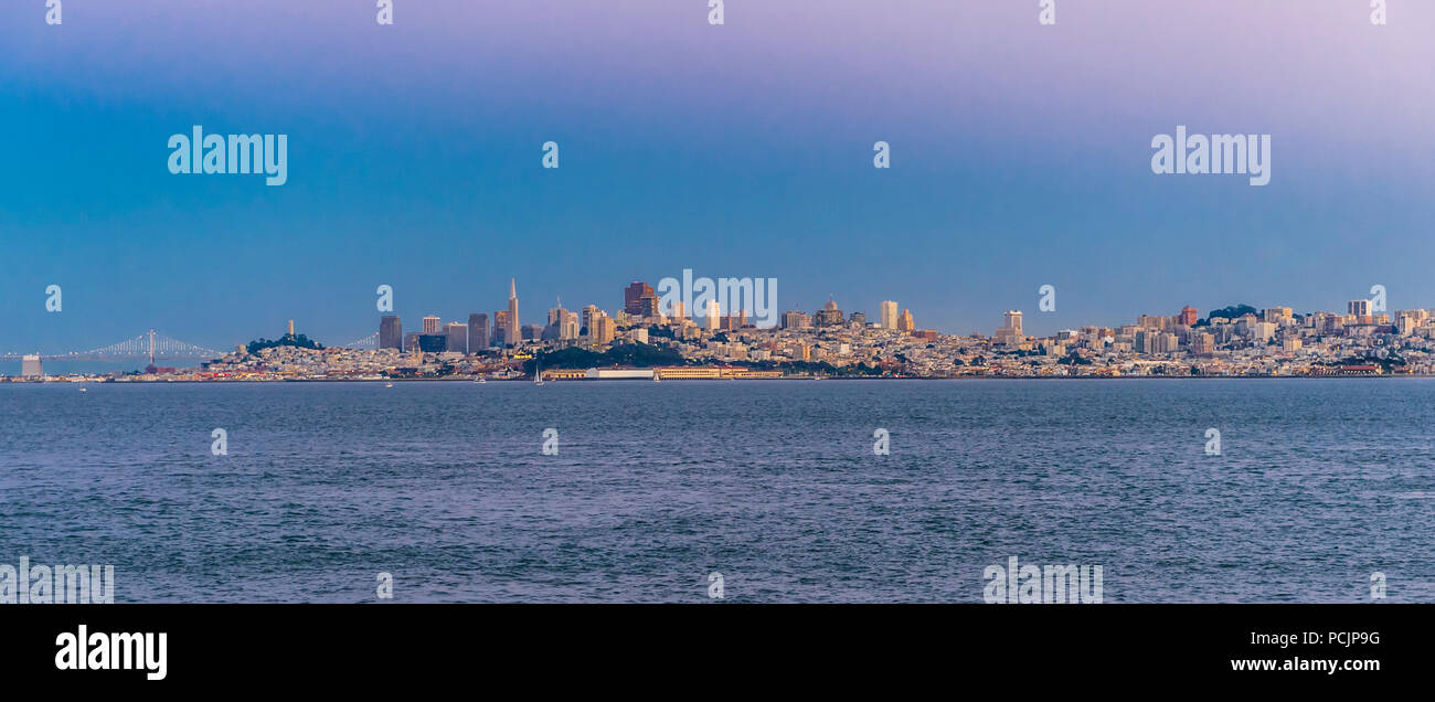 Skyline von San Francisco und San Francisco Bucht bei Sonnenuntergang Stockfoto